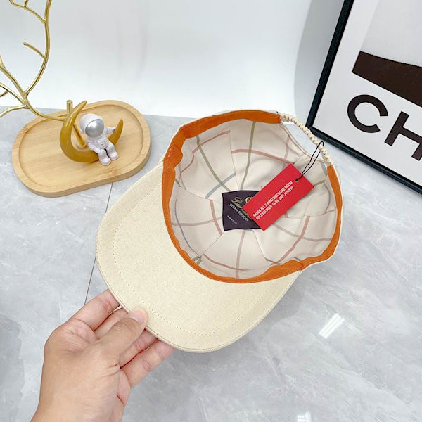 Loro Piana Baseball Cap with Elasticated back Cashmere Storm System in beige and brown