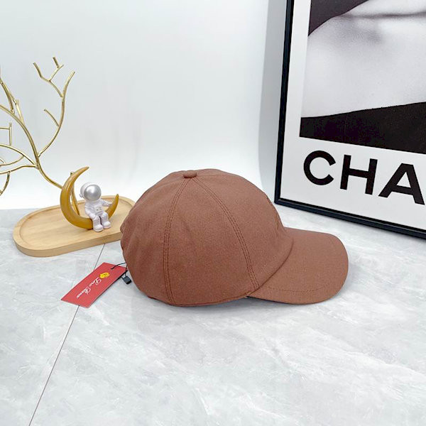 Loro Piana Baseball Cap with Elasticated back Cashmere Storm System in caramel brown and brown
