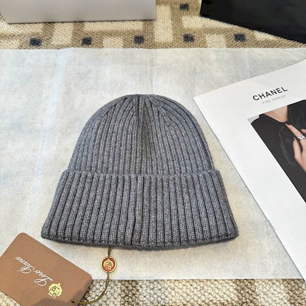 Loro Piana Men's / Women's Logo-Embroidered Ribbed Cashmere Beanie in gray