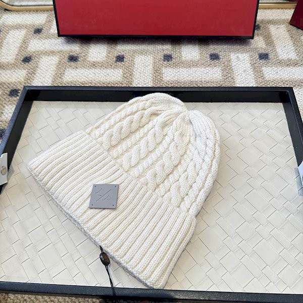 Loro Piana Men's / Women's Cable Knit Cashmere Beanie in beige