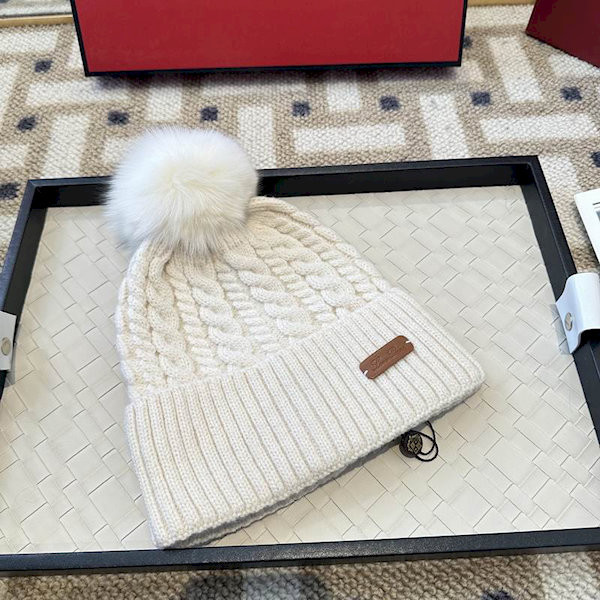 Loro Piana Men's / Women's Cable Knit Cashmere Beanie with Pom-Pom in beige