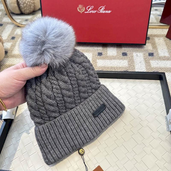 Loro Piana Men's / Women's Cable Knit Cashmere Beanie with Pom-Pom in gray