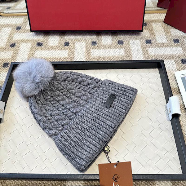 Loro Piana Men's / Women's Cable Knit Cashmere Beanie with Pom-Pom in gray