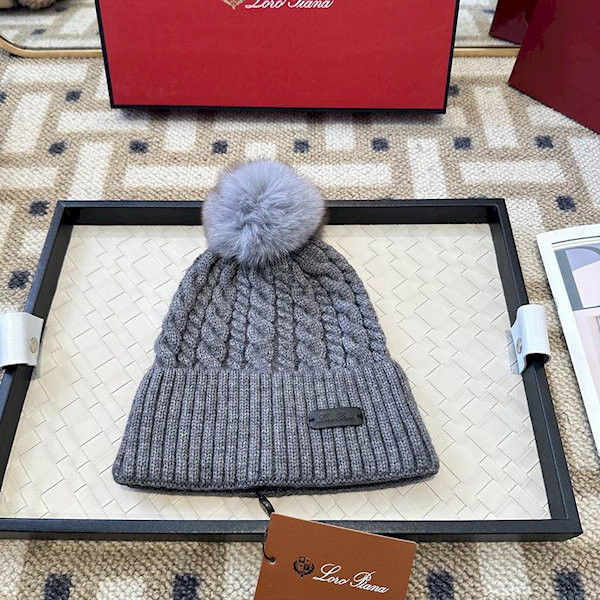 Loro Piana Men's / Women's Cable Knit Cashmere Beanie with Pom-Pom in gray
